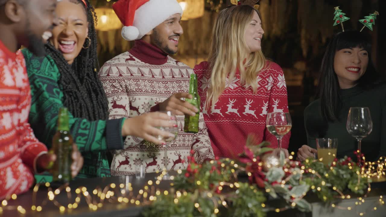 tiro de seguimiento acercándose a un grupo de amigos celebrando la navidad en un bar