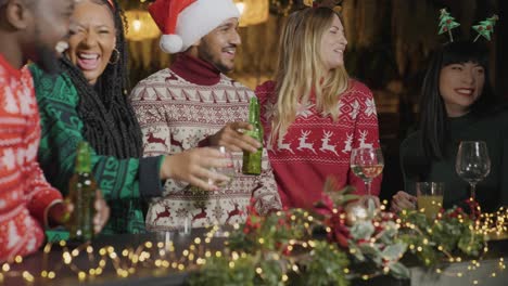 Kamerafahrt-Nähert-Sich-Einer-Gruppe-Von-Freunden,-Die-Weihnachten-In-Einer-Bar-Feiern