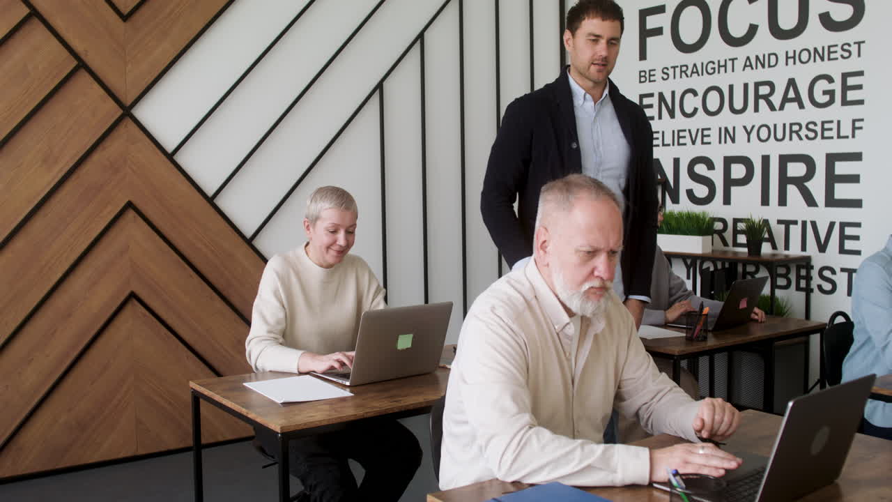 교실 에 있는 성인 학생 들