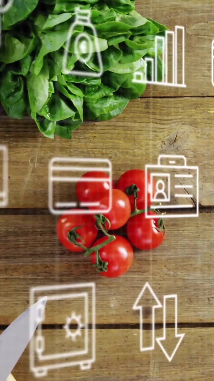 Video verticale: all'inizio, pomodori su un tagliere, icone finanziarie che fluttuano, un coltello che entra in scena per il marketing.