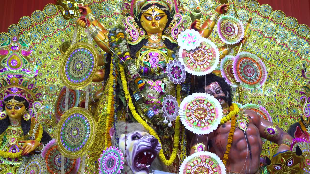el festival más grande de bengala occidental es durga puja con el ídolo de durga thakur