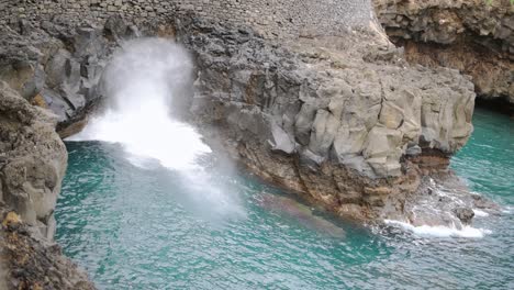 Olas-Rompiendo-Contra-Una-Cueva-Marina-En-Porto-Da-Cruz,-Madeira.