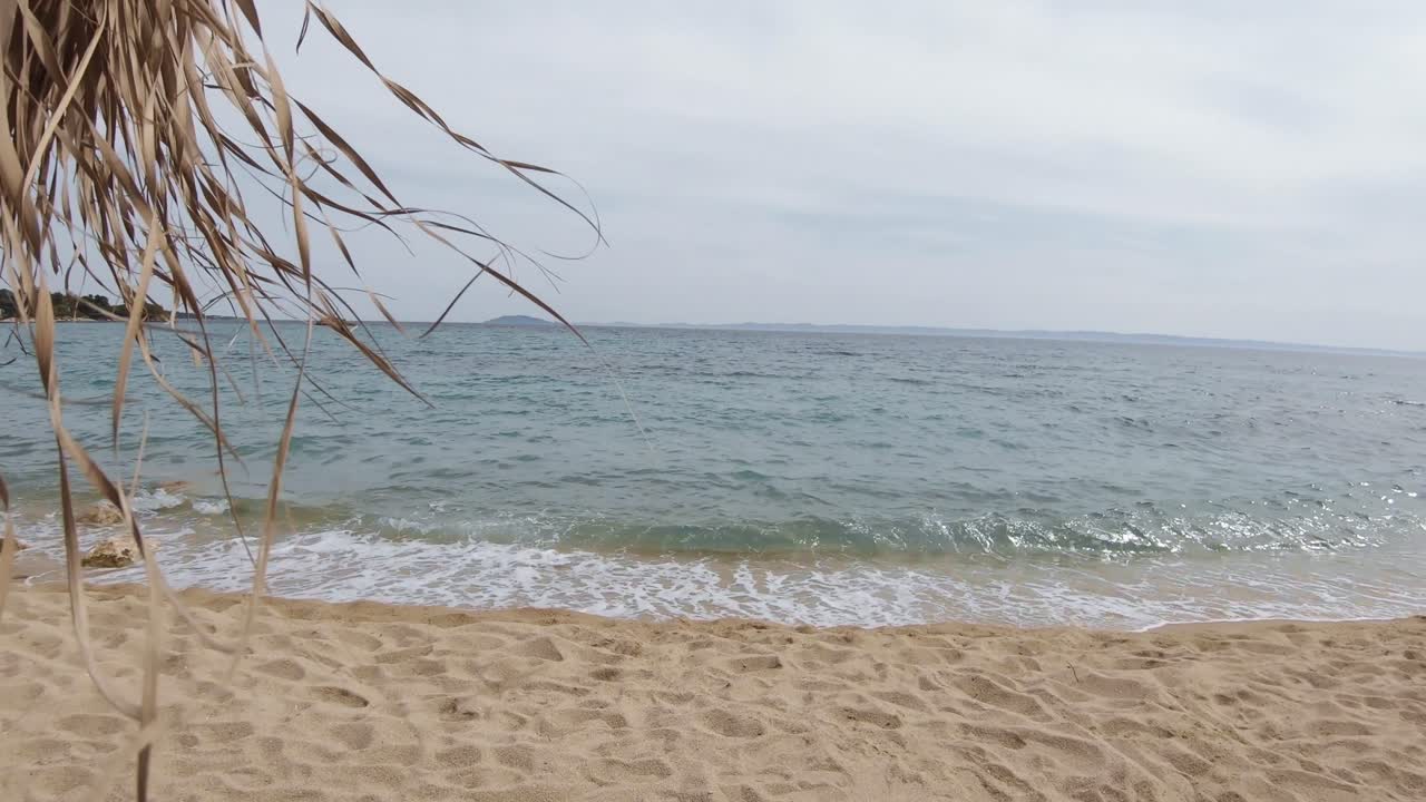 부분적으로 화창한 여름날 부드러운 바람에 갈색 해변 파라솔