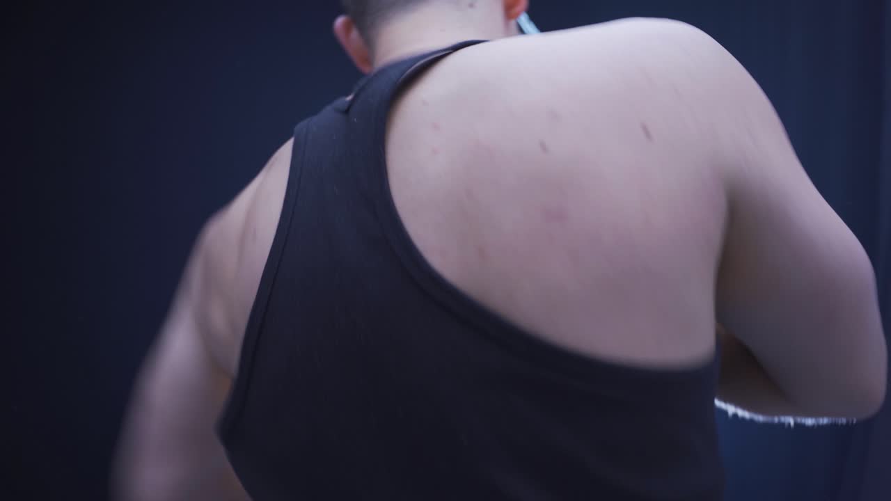 공격적인 강한 남성 권투 선수가 권투 가방을 때리고 있습니다. 권투 훈련.