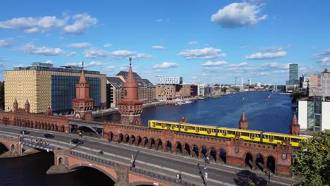 Die-Gelbe-U-Bahn-überquert-Die-Rote-Backsteinbrücke