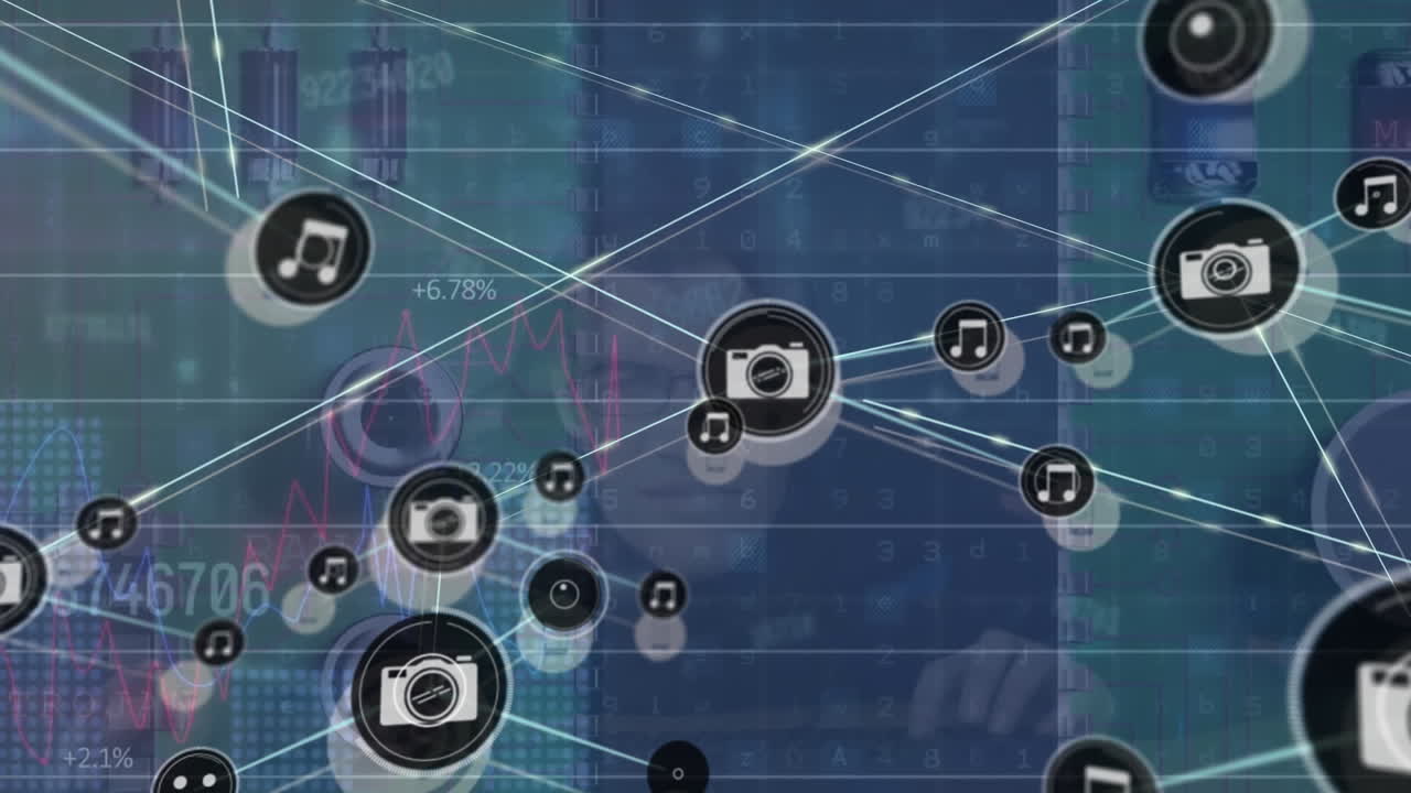 animación de la red de conexiones con iconos y procesamiento de datos sobre la sala de servidores y hacker
