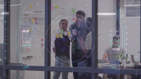 animación del procesamiento de datos sobre diversas personas de negocios en la oficina
