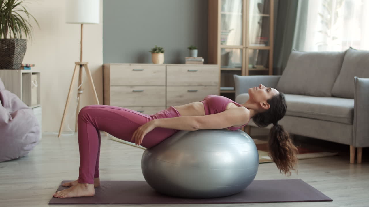 mujer rodando de espaldas en fitball