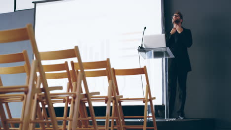 momentos antes de que haga su gran discurso