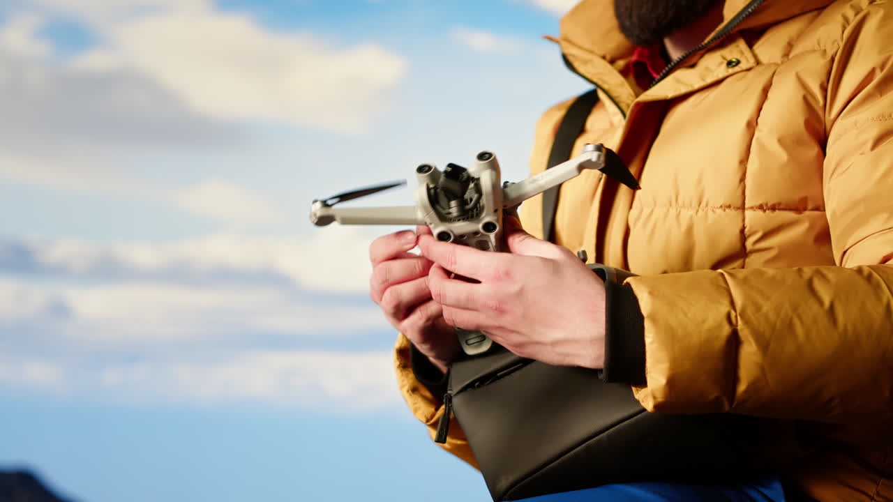 현대 여행자는 콘텐츠를 만들고 드론으로 계곡을 촬영합니다.