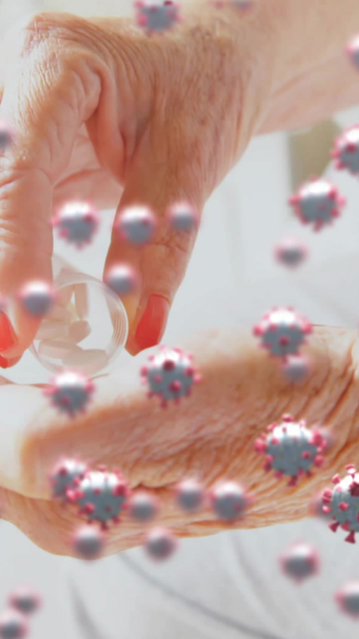 Animazione di macrocellule Covid-19 galleggianti su anziana donna caucasica che prende pillole a casa.
