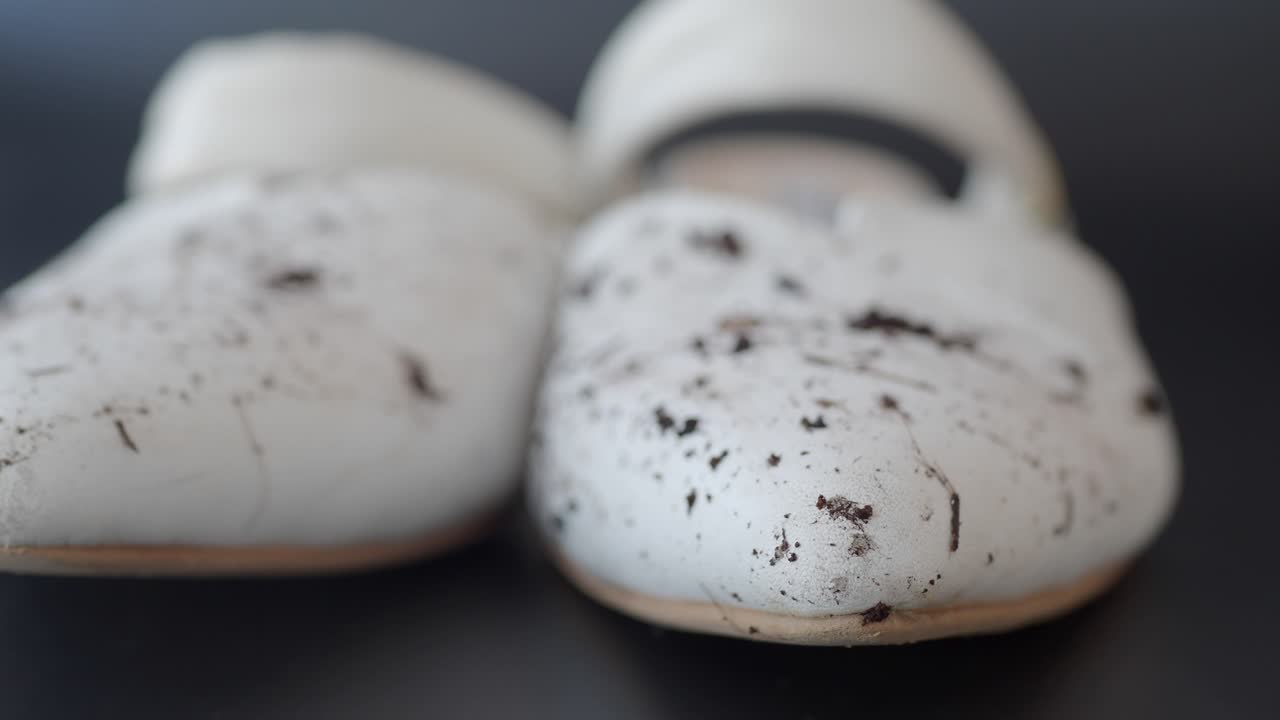 un primer plano de zapatos blancos sucios