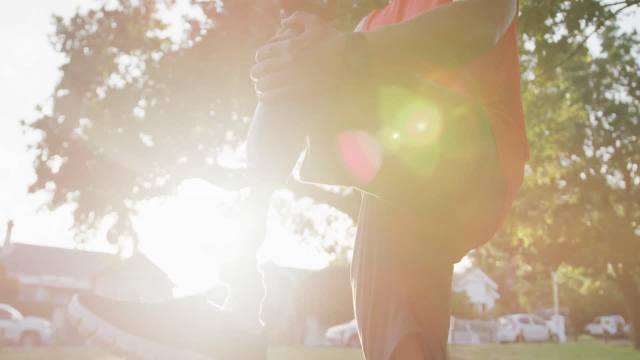 낮은 섹션 뷰 인공 다리 스트레칭을 가진 남자