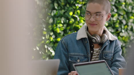 equipo de negocios creativo trabajando juntos tormenta de ideas disfrutando de una conversación relajada en la oficina líder del equipo mujer compartiendo ideas en diversos espacios de trabajo modernos utilizando tecnología de computadoras portátiles