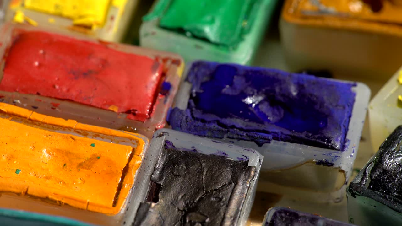 vista giratoria de la vieja caja de pinturas de acuarela