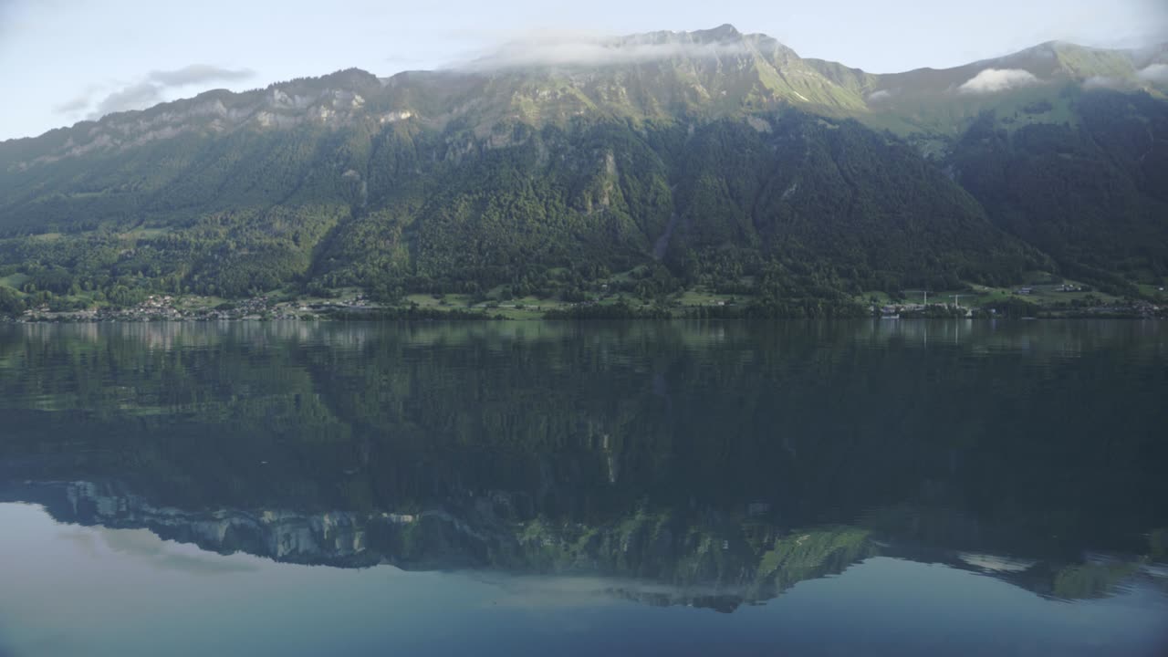 el reflejo de la montaña en el lago brienz iseltwald suiza