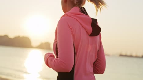 Vista-Portátil-De-Una-Mujer-Corriendo-Temprano-En-La-Mañana