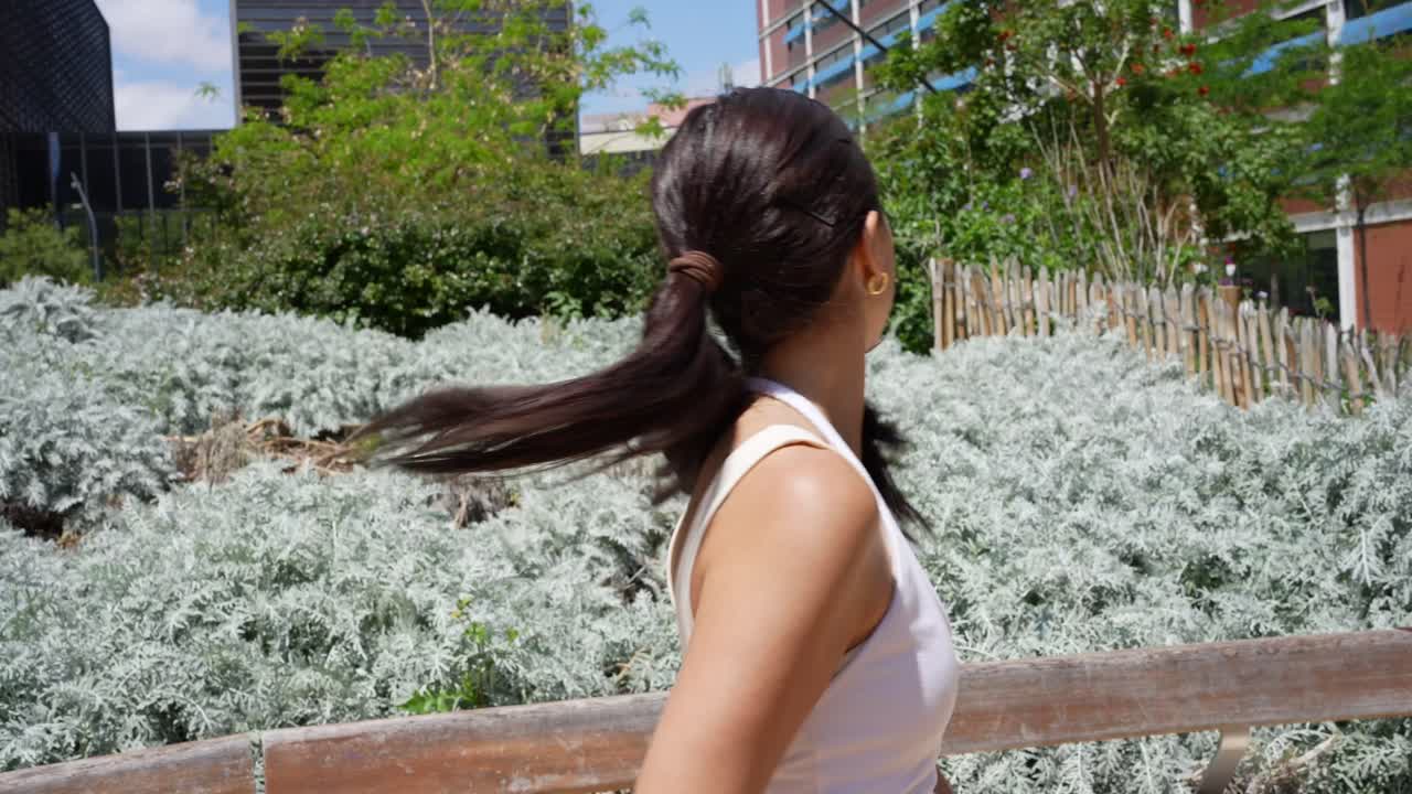 공원에서 운동하는 여자