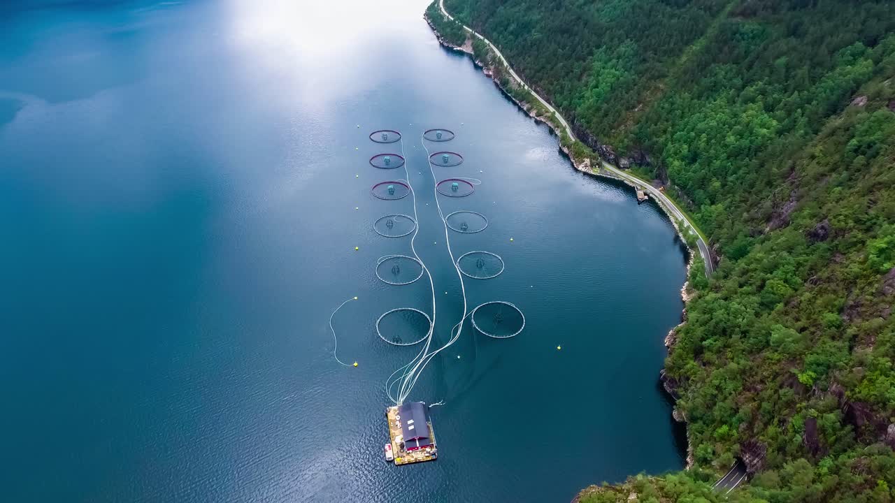 imágenes aéreas de granjas de pesca de salmón en noruega