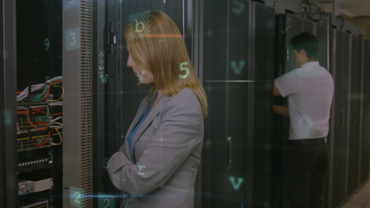 animación de advertencia de virus y mujer caucásica y hombre comprobando servidores