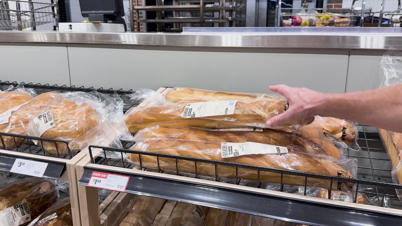 슈퍼마켓 선반 에서  을 선택 하는 사람