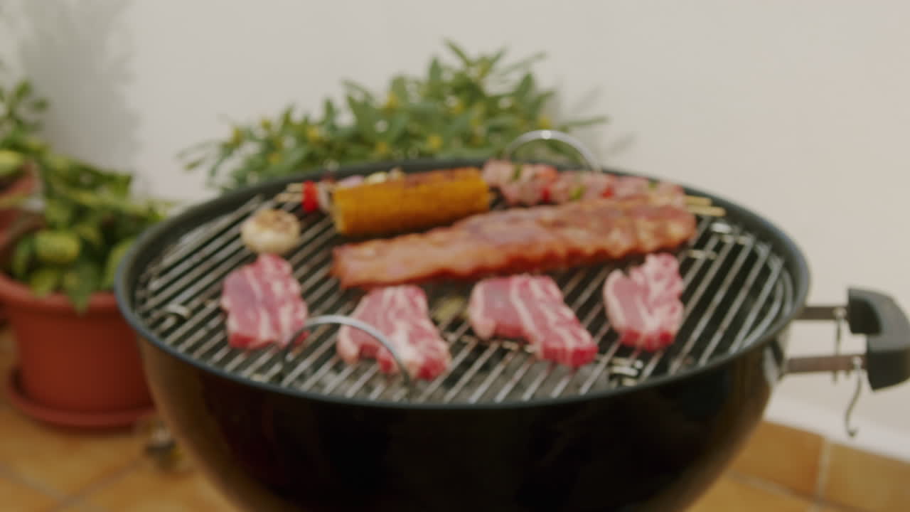 친구들이 bbq를 즐기고 있습니다.