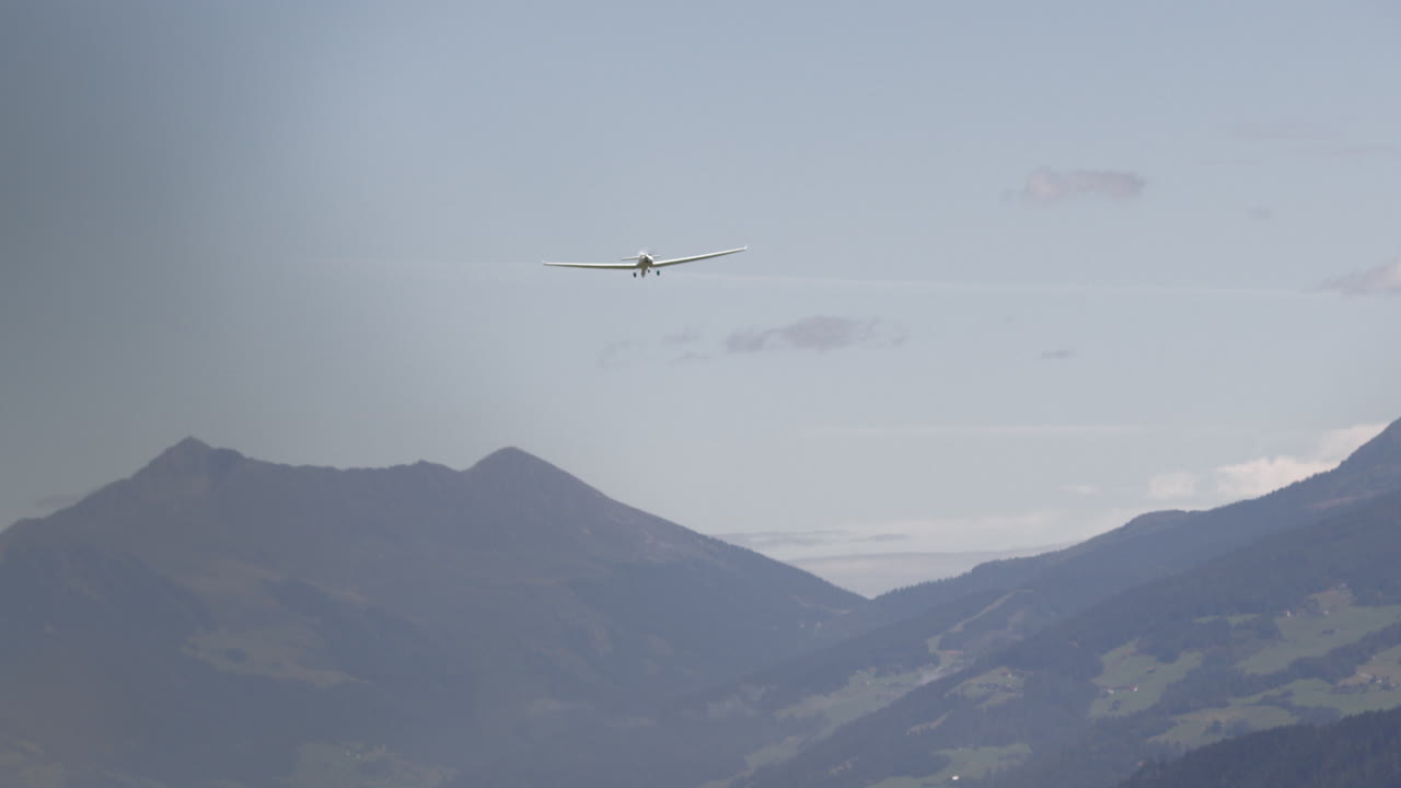 산 위 를 날아다니는 플라이더