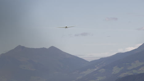 planeador volando sobre las montañas