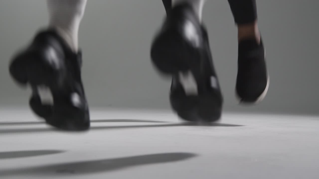 체육관 피트니스 옷을 입은 두 여성이 서로 마주보고 운동하는 클로즈업 스튜디오  ⁇  2