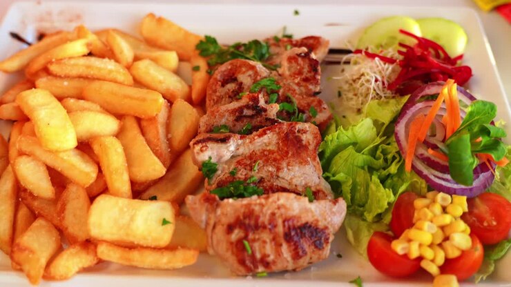 Toma a mano de una abundante ensalada de bufé en un hotel de Tenerife