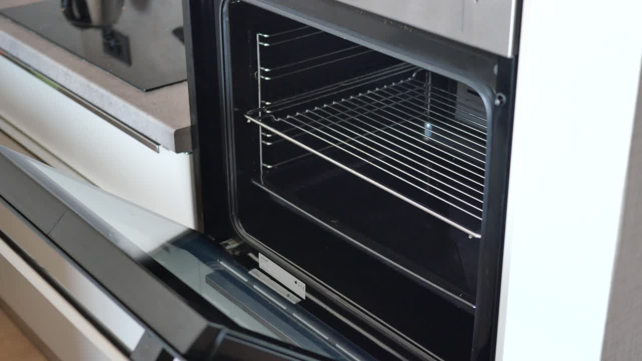 horno abierto en la cocina moderna