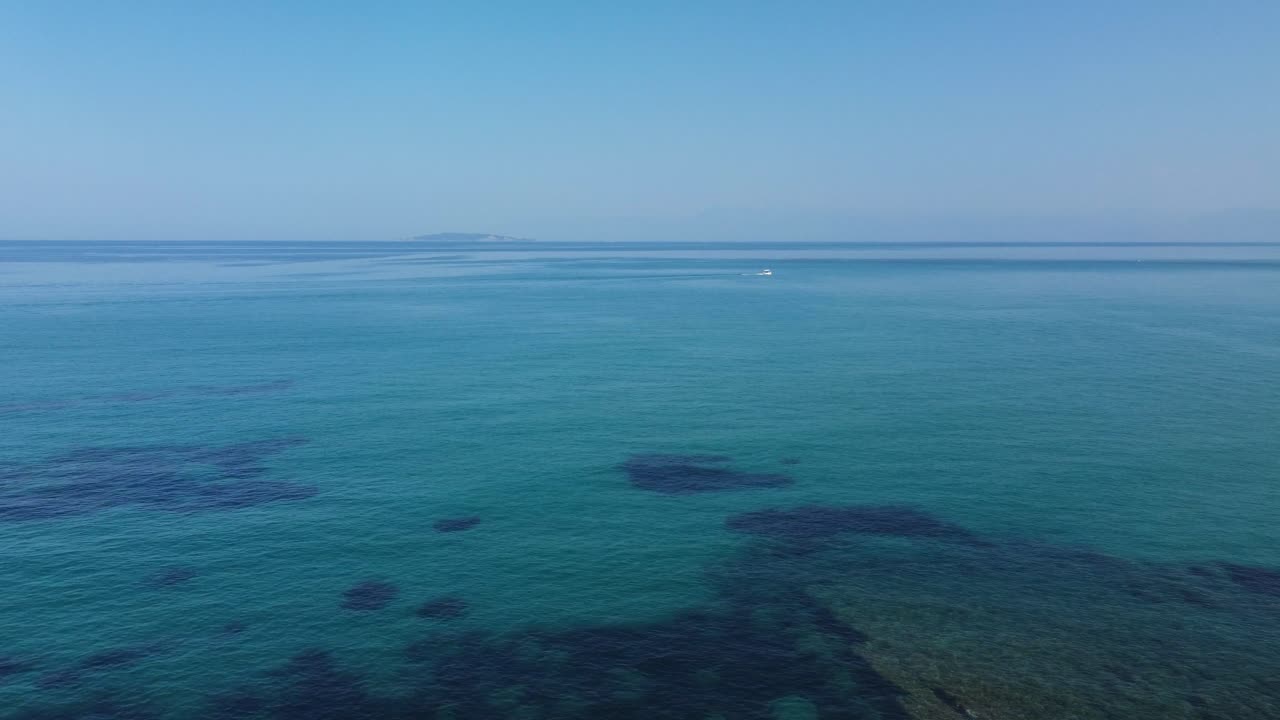 calma mar azul profundo y cielo azul, isla griega bahía san stefonos corfú, vista de drones