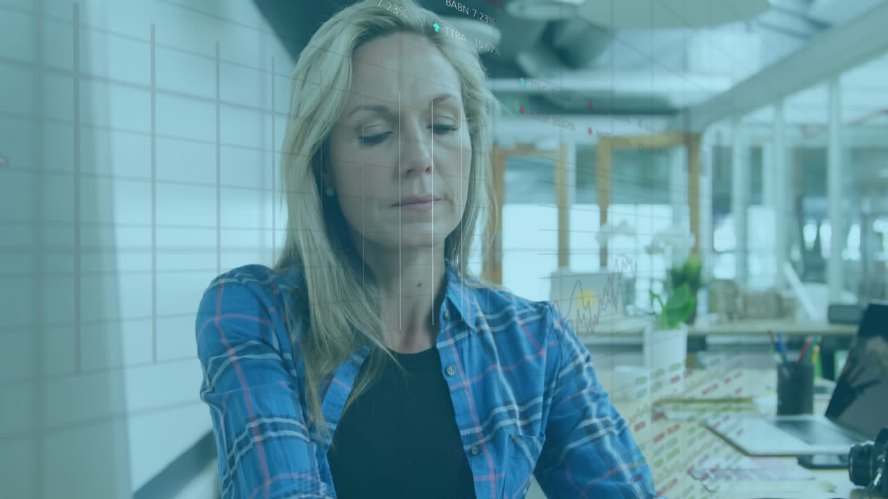 animación de procesamiento de datos del mercado de valores contra mujer caucásica hablando en teléfono inteligente en la oficina