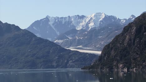 阿拉斯加的雪山在夏天