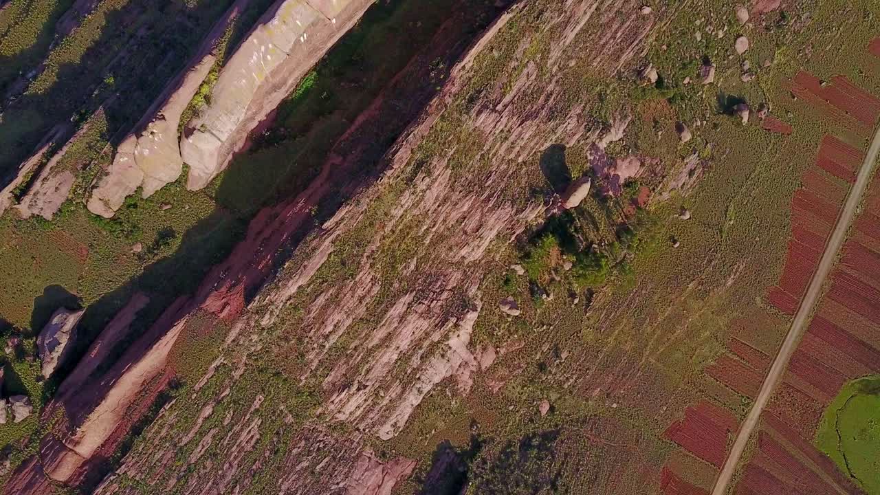 vista desde arriba sobre las formaciones rocosas de mirador de bandurrias en perú