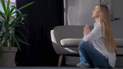 mujer meditando en casa