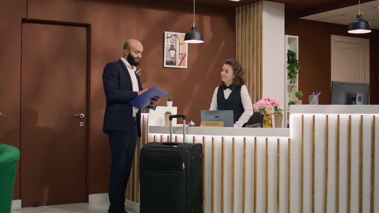 белые воротнички подписывают бумаги