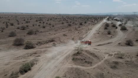 Un-Gran-Camión-Conduce-Por-Las-Polvorientas-Pistas-De-Arena-En-Kenia