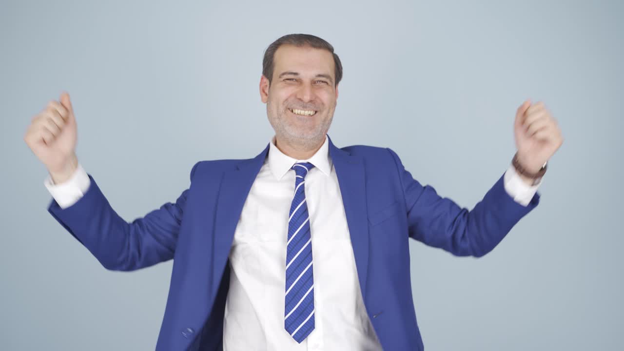 Empresario haciendo un corazón a la cámara