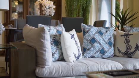 cojines en el sillón con diseños de anclas en blanco y azul claro