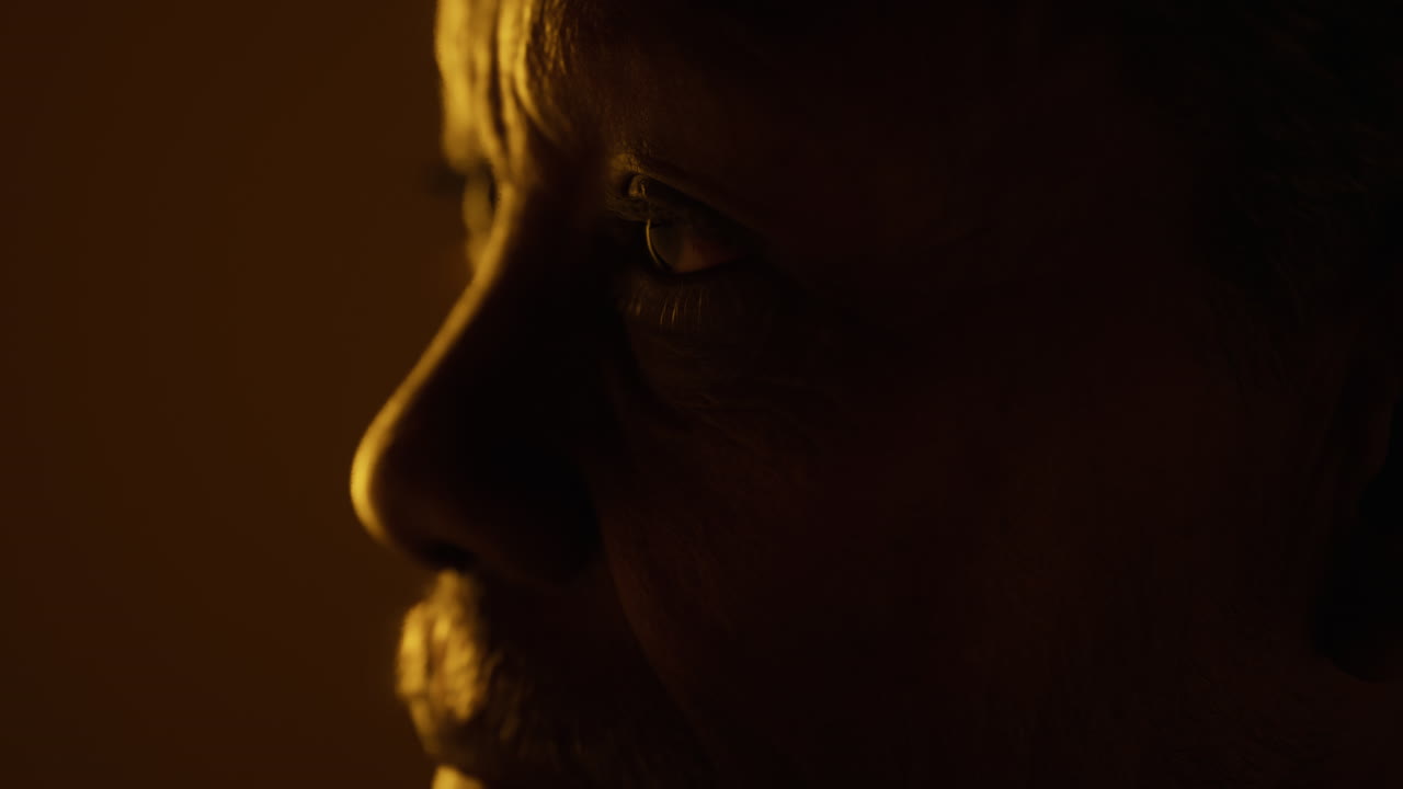 retrato de estudio de un apuesto hombre negro africano