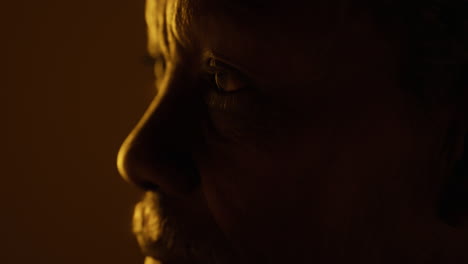 retrato de estudio de un apuesto hombre negro africano
