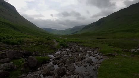 Die-Erstaunliche-Langdale-Gegend-Des-Lake-District-Bietet-Einige-Der-Schönsten-Aussichten-Auf-Die-Seen