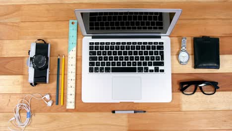 Laptop,-Vintage-Kamera,-Schreibwaren,-Headset,-Geldbörse,-Brille-Und-Armbanduhr