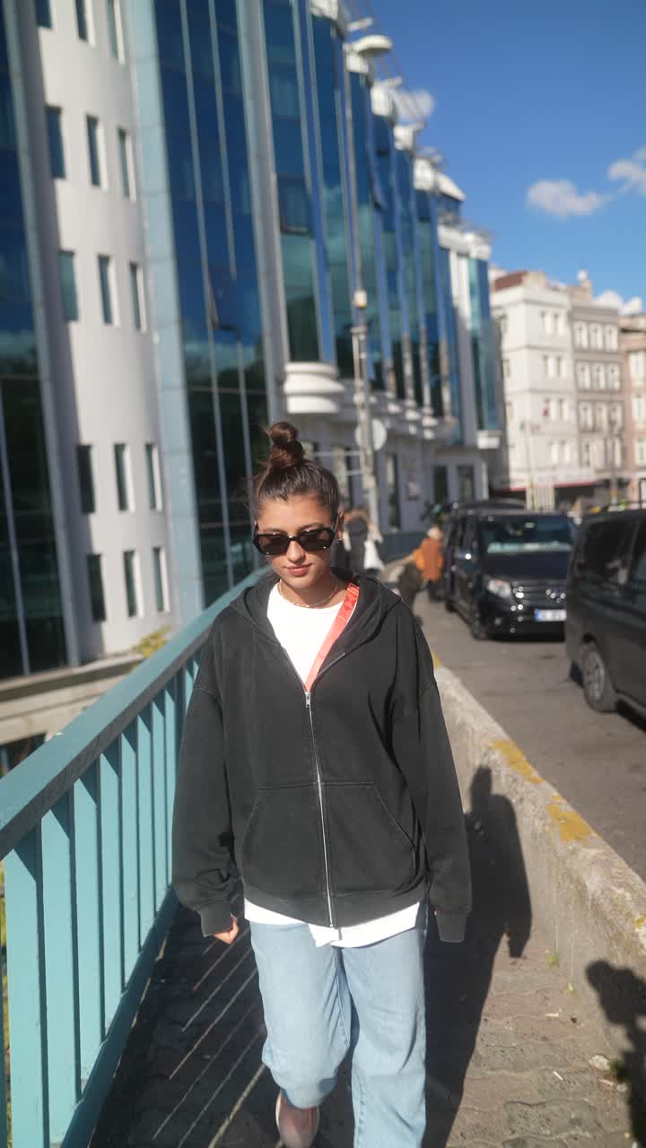 도시 다리 를 고 있는 젊은 여자