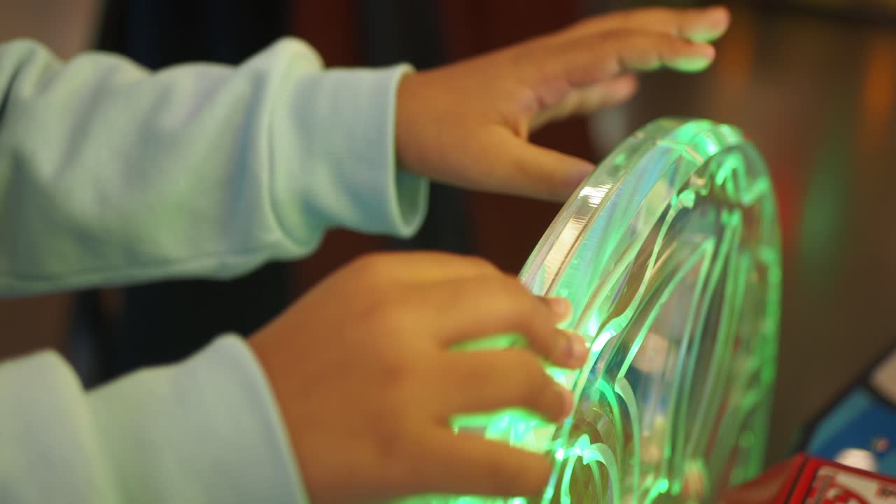 niño jugando a un juego de arcade