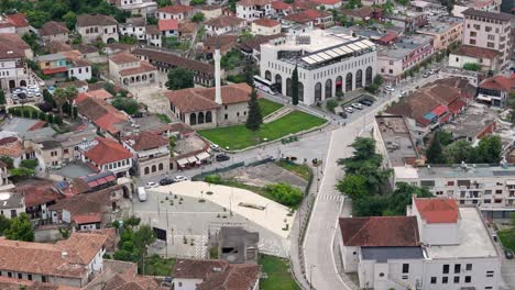 la mezquita de xhamia mbret y el centro de la ciudad de berat, vista de drone de alto ángulo