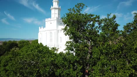 drone abattu volant vers le haut révélant le temple de saint george derrière un arbre