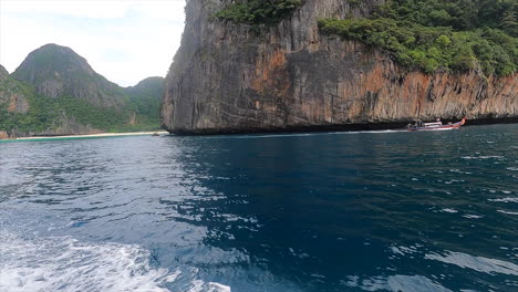 Bootsfahrt,-Andere-Boote-Und-Felsen-Im-Atemberaubenden-Thailand-Sehen