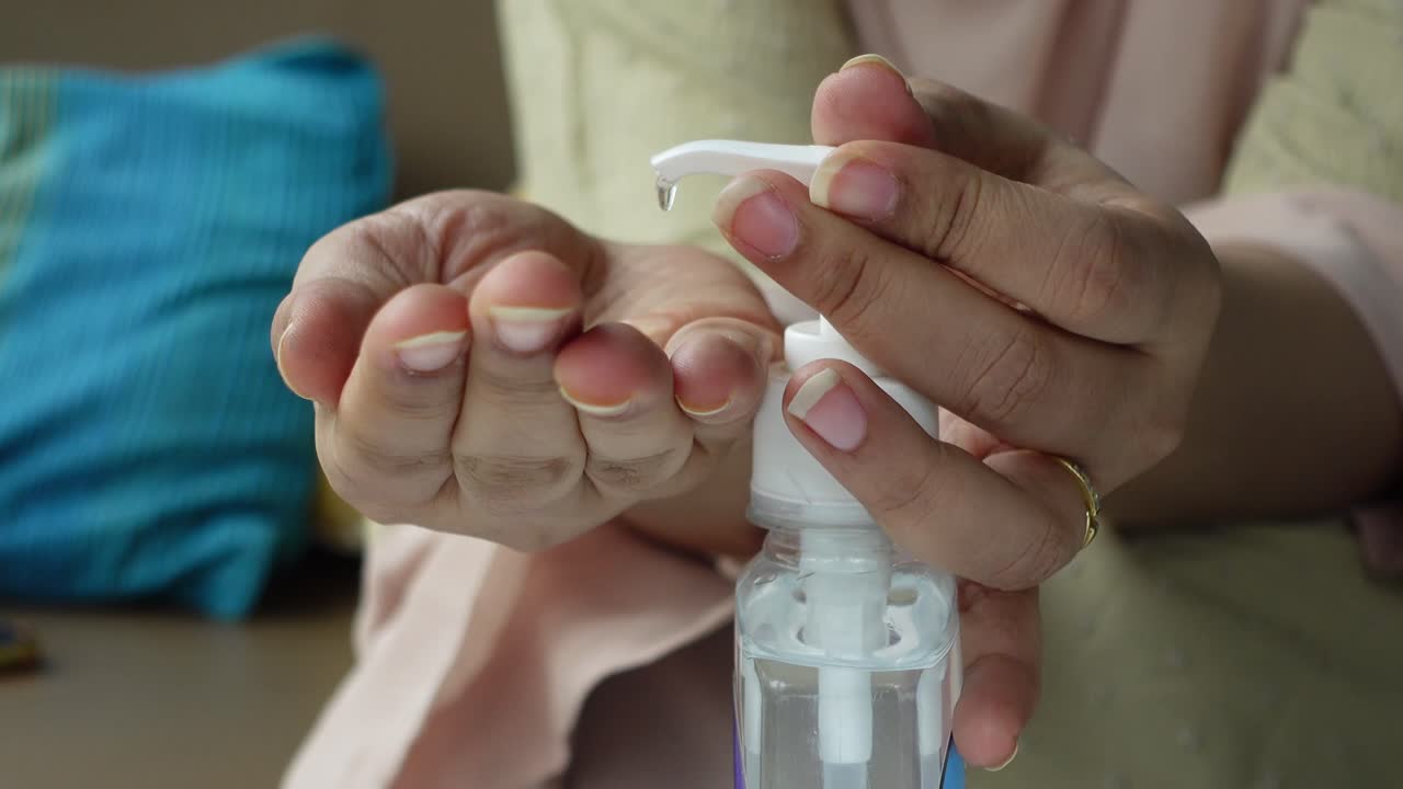 aplicação de desinfetante para mãos